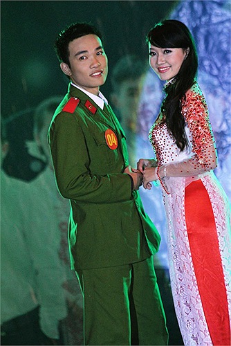 Nụ cười duyên dáng của nữ sinh cảnh sát 'đốt cháy' mùa đông.