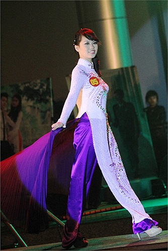 Những bước chân đầy tự tin như một người mẫu chuyên nghiệp trên sàn catwalk.