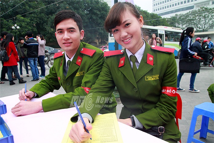 Rạng rỡ khi đăng kí vào đơn tham gia hiến máu