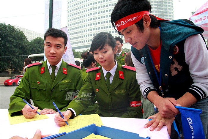 Nhiều nữ sinh xinh đẹp của Học viện cảnh sát cũng rất nhiệt tình tham gia