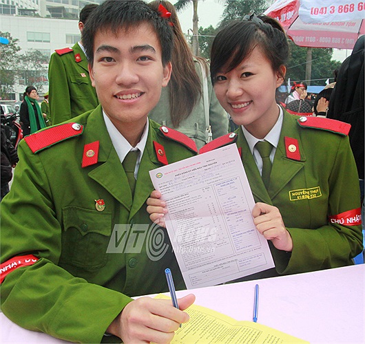 Rạng rỡ khoe bản đăng ký của bản thân