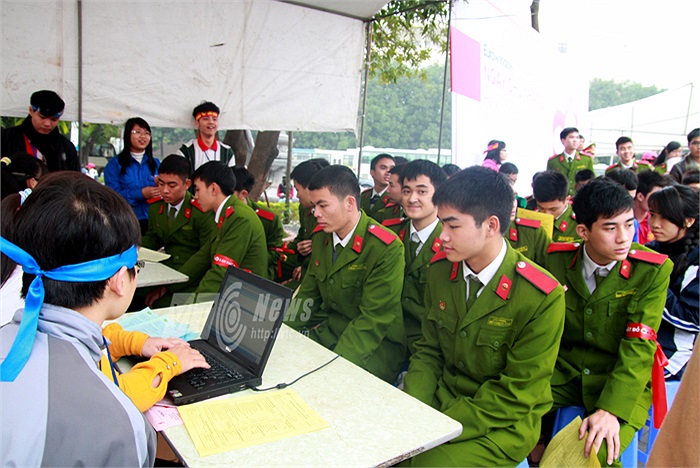 Các chiến sĩ cảnh sát trẻ hồi hộp chờ đến lượt hiến máu