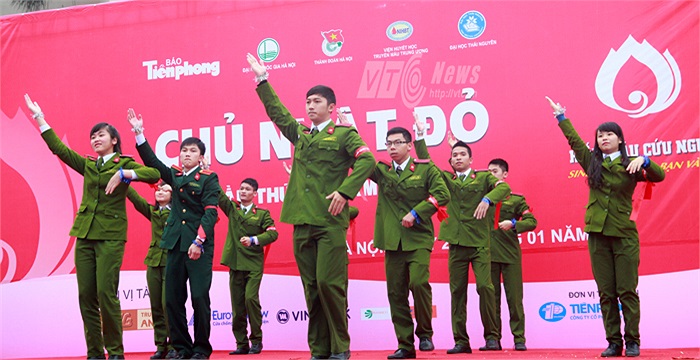 Màn nhảy dân vũ sôi động của các chiến sĩ cảnh sát trong tương tai