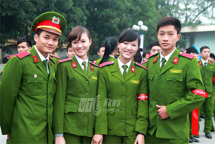 Những nữ sinh xinh đẹp của Học viện Cảnh sát vừa tham gia cuộc Hoa khôi của trường cũng nhiệt tình tham gia vào ngày hội