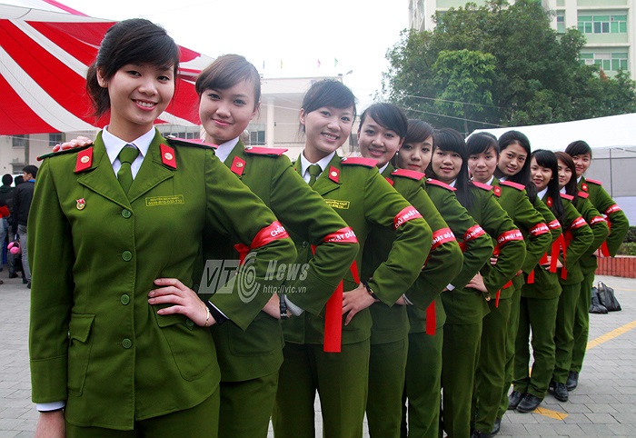 Những nữ cảnh sát tương lai xinh đẹp rất thích thú khi được đóng góp sức trẻ.