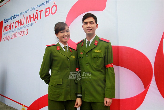 Cặp đôi Đặng Bá Vinh – B5, Lê Mai Thương – B1 vừa giành giải Nhất cuộc thi Hoa khôi Học viện cảnh sát khóa D36 cũng cùng nhau tham gia vận động hiến máu