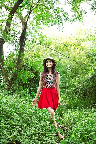 Tường Vy cũng đoạt danh hiệu Hoa khôi đại học Quốc gia TP.HCM năm 2011 và lọt vào chung kết Miss Ngôi sao 2012