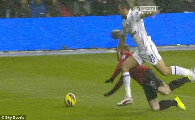 Hòa phút cuối, Sir Alex lớn tiếng đòi penalty