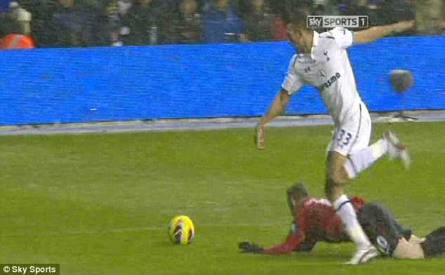 Hòa phút cuối, Sir Alex lớn tiếng đòi penalty