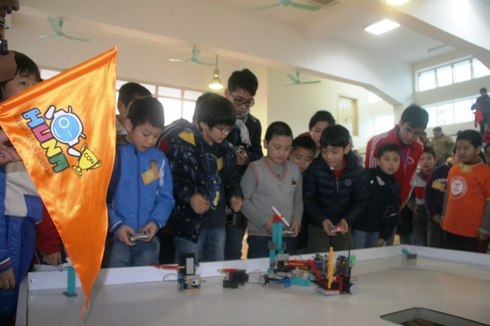 Học sinh Hà Nội và cuộc chiến robot gay cấn