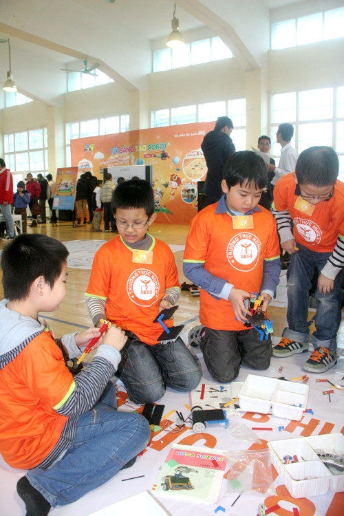 Học sinh Hà Nội và cuộc chiến robot gay cấn