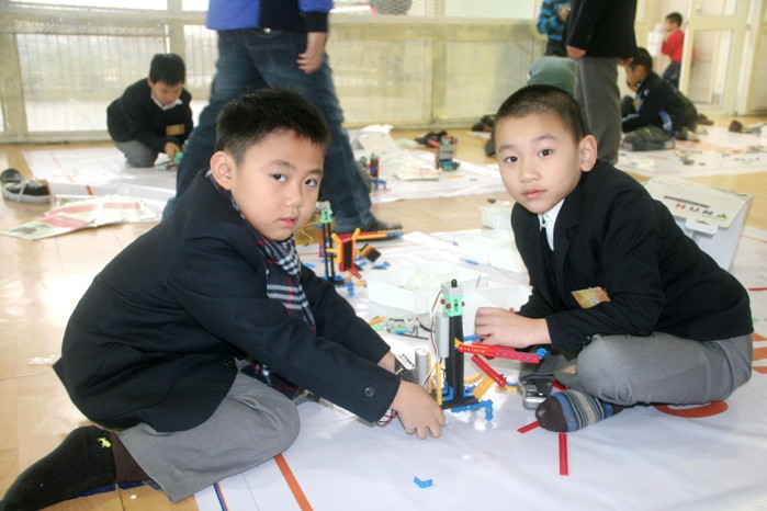 Học sinh Hà Nội và cuộc chiến robot gay cấn