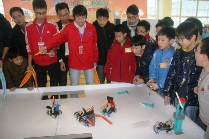 Học sinh Hà Nội và cuộc chiến robot gay cấn