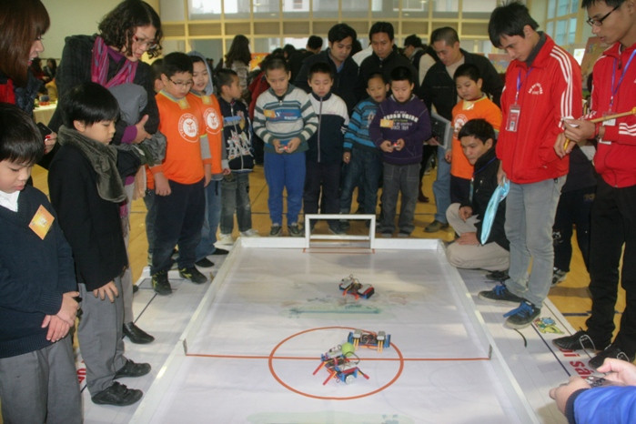 Học sinh Hà Nội và cuộc chiến robot gay cấn