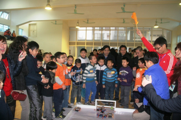 Học sinh Hà Nội và cuộc chiến robot gay cấn