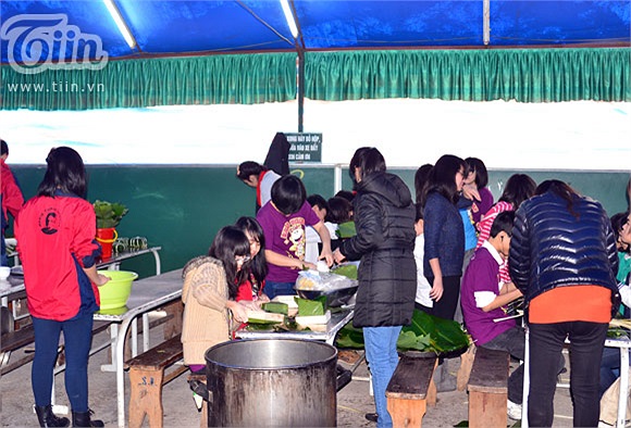 Mỗi khối lớp sẽ có hẳn một ngày để tha hồ trổ tài gói bánh chưng xanh và được hòa mình vào bầu không khí ấm cúng, đoàn tụ của ngày Tết cổ truyền bên thầy cô, bạn bè khi ngồi canh nồi bánh. 