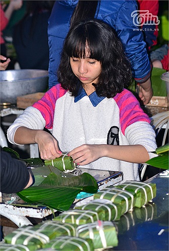 Điều đặc biệt là mỗi MCer sẽ gói hai chiếc bánh chưng: một chiếc để dành tặng ông bà, bố mẹ và một chiếc để mình ăn Tết ngay tại trường.