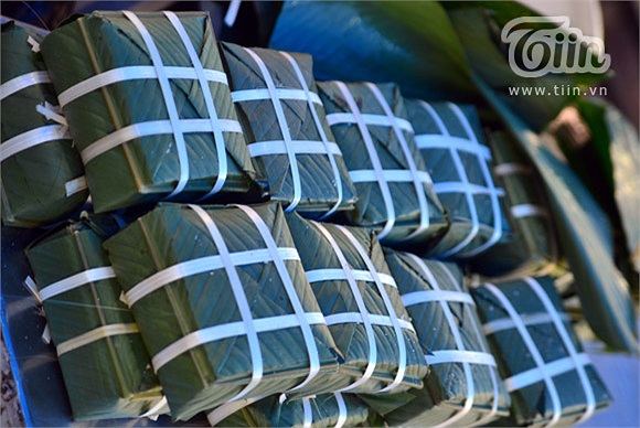 Khối lớp 9 đã mở đầu chuỗi ngày hội tưng bừng. Các bạn tự tay rửa từng chiếc lá dong, ghép lá vào khuôn, gói bánh… và cả nhóm củi, “canh” nồi bánh to của lớp mình. 