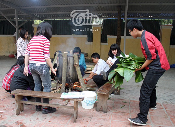 Thầy cô chủ nhiệm mỗi lớp tận tình hướng dẫn và hết mình cùng học trò. 