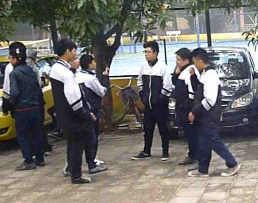 Học sinh trường Thực nghiệm phì phèo thuốc lá