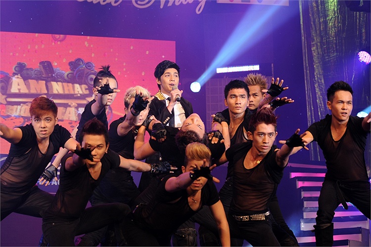 Noo Phước Thịnh trình diễn cùng vũ đoàn được dàn dựng khá ấn tượng 