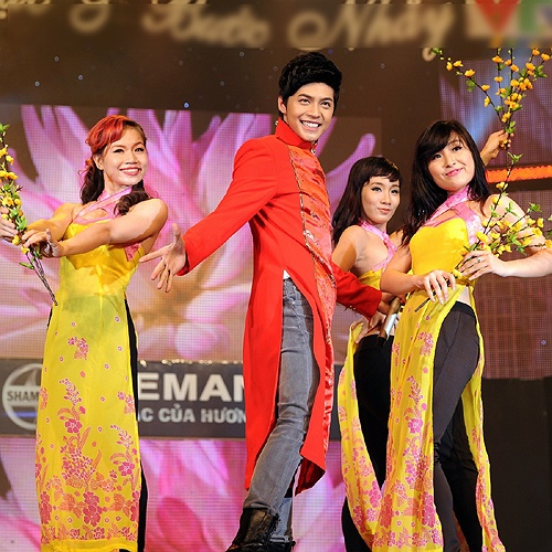 Anh hát hai bài Xuân ca và Anh sẽ quên được fan cổ vũ cuồng nhiệt