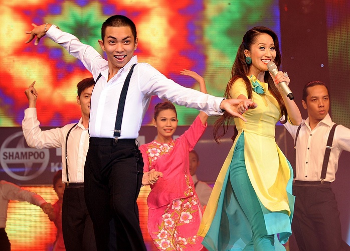 Cô biểu diễn cùng vũ đoàn thuộc CLB Dance sport của mình