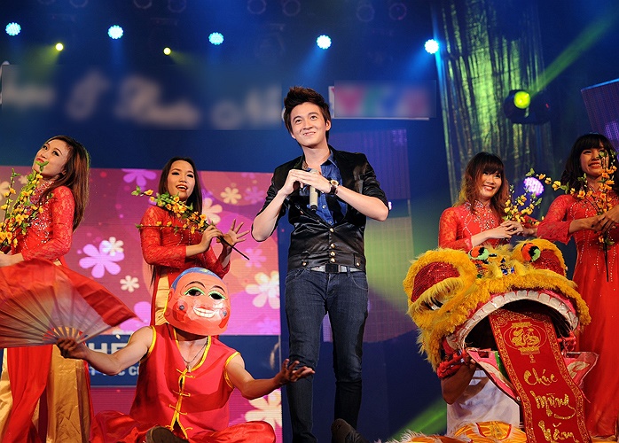 Ngô Kiến Huy tặng khán giả màn nhảy Gangnam style của ông Địa cùng với lân