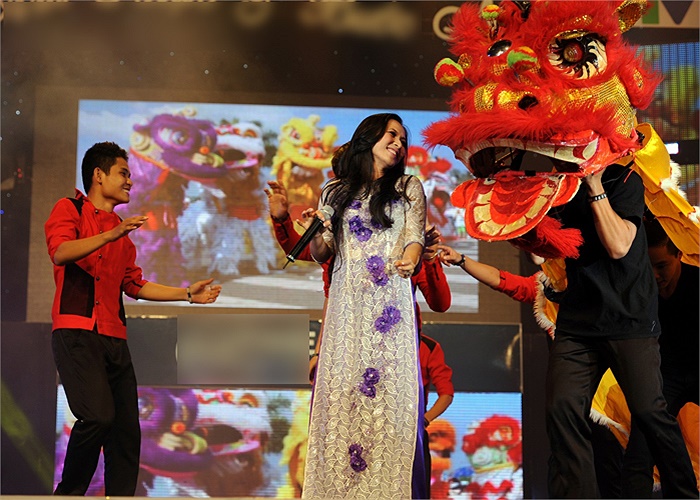 Ca sĩ hải ngoại Ngọc Liên áo dài quý phái