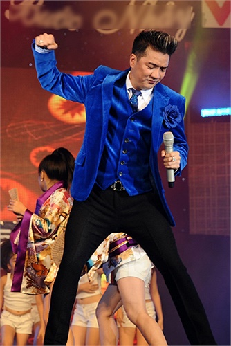 Ca khúc nhạc Hoa lời Việt Tình nhạt phai được Đàm Vĩnh Hưng làm mới, kết hợp với những bước nhảy điêu luyện của các vũ công nhí, đã thật sự thu hút khán giả. Ngoài ra, anh còn trình diễn một ca khúc nhạc Pháp rất nổi tiếng với những giai điệu rộn ràn