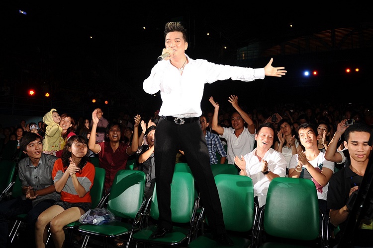 Đàm Vĩnh Hưng hát gần 10 bài, hầu hết là những bài hit quen thuộc.