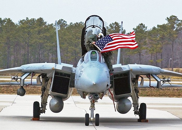 Các phi công mới không có cơ hội lái F-14 nhưng họ vẫn thường được nghe câu chuyện về Tomcat từ các cựu binh với niềm tự hào rất lớn
