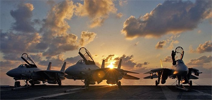 Ban đầu Hải quân Mỹ mua F-14 với nhiệm vụ đánh chặn tầm xa và các sứ mệnh chiếm ưu thế trên không