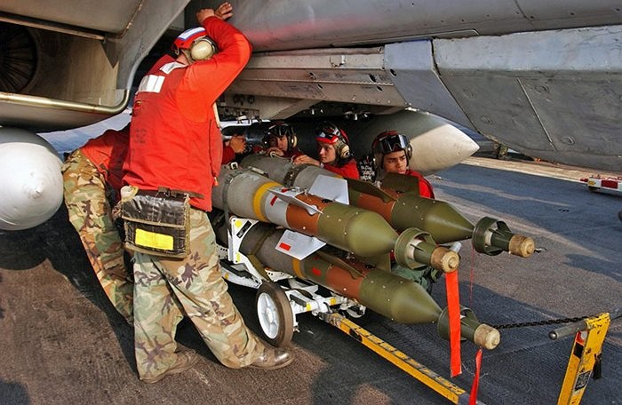 Mỗi máy bay F-14 có thể mang tối đa 6.8 tấn vũ khí bao gồm các tên lửa không đối không và tên lửa hành trình đánh chặn