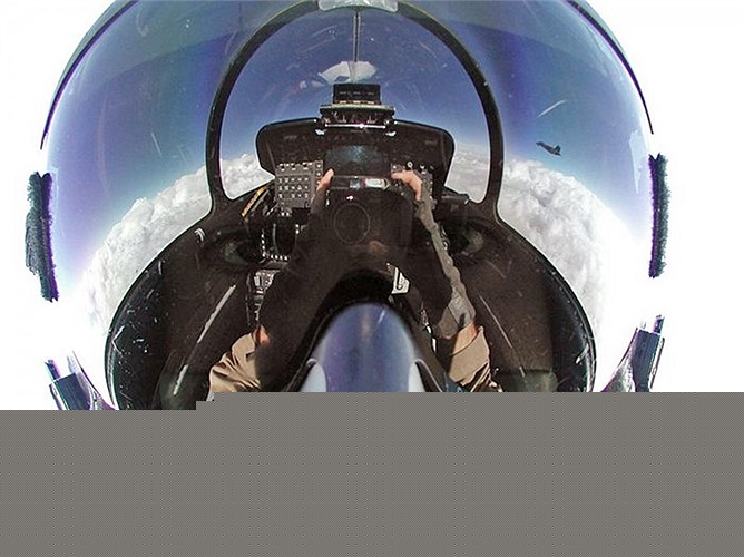 Các ghế ngồi của phi công F-14 được trang bị Martin-Baker GRU-7A để phóng ra trong các trường hợp khẩn cấp