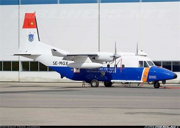 C-212-400 được trang bị cho cảnh sát biển Việt Nam phục vụ nhiệm vụ tuần thám biển, quan sát phát hiện mục tiêu, nhận dạng tàu thuyền hoạt động trên biển, phát hiện sự cố tràn dầu, tìm kiếm cứu nạn.