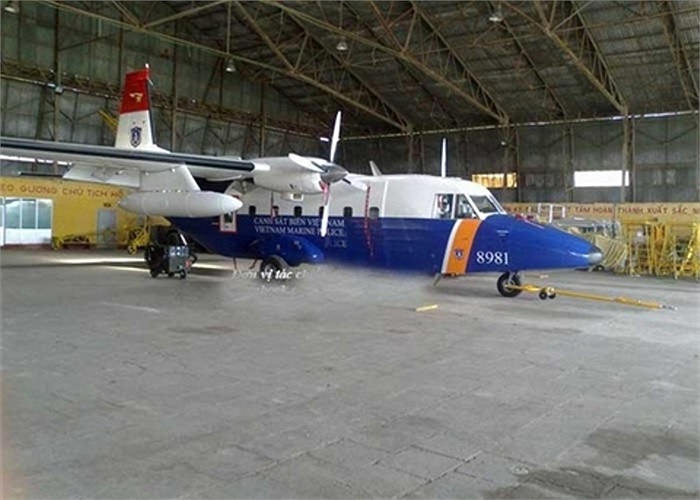 Máy bay trang bị hai động cơ tuốc bin cánh quạt TPE-331-12JR-701C cho phép đạt tốc độ khoảng 370km/h, tầm bay 1.811km, trần bay 7.295m. Do đó tạo ra khả năng cơ động tuyệt vời cho nhiệm vụ giám sát trên biển hoặc trên đất liền. Đây cũng là loại máy b