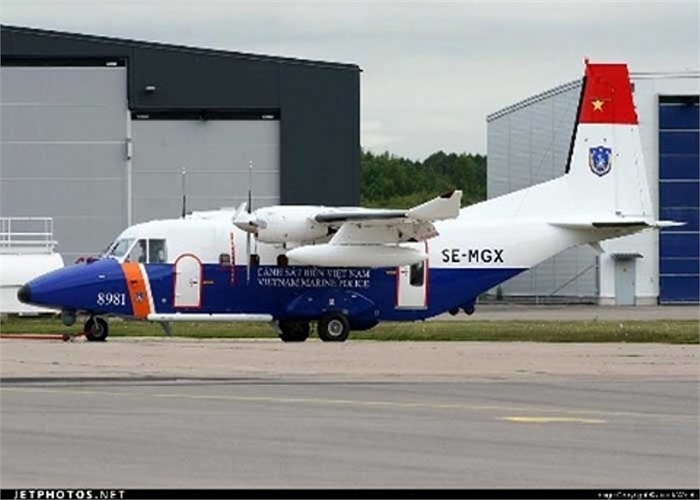 C-212-400 dài 16,2m, cao 6,2m, sải cánh 20,28m, trọng lượng cất cánh tối đa 7,7 tấn. Máy bay có khả năng chở 24 lính hoặc 2,7 tấn hàng hóa.