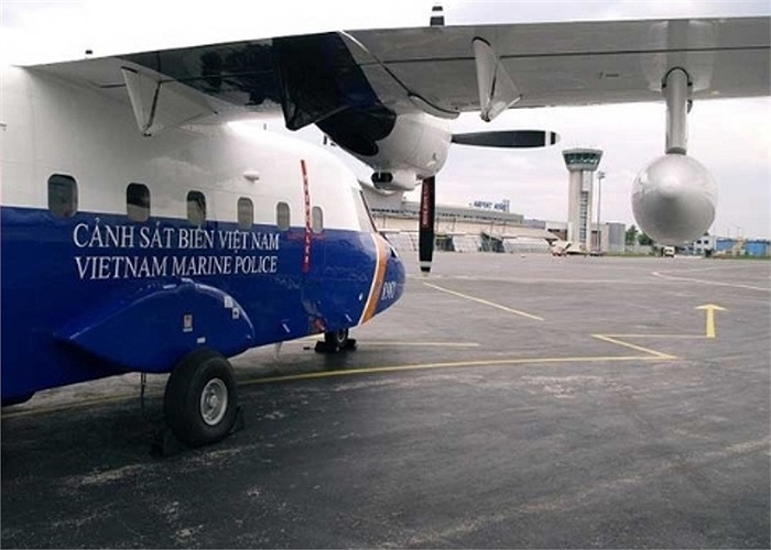 Buồng lái được trang hệ thống điện tử Electronic Flight Instruments (EFIS) với 4 màn hình CRT và công cụ tích hợp dữ liệu hệ thống (IED) với hai màn hình LCD màu.