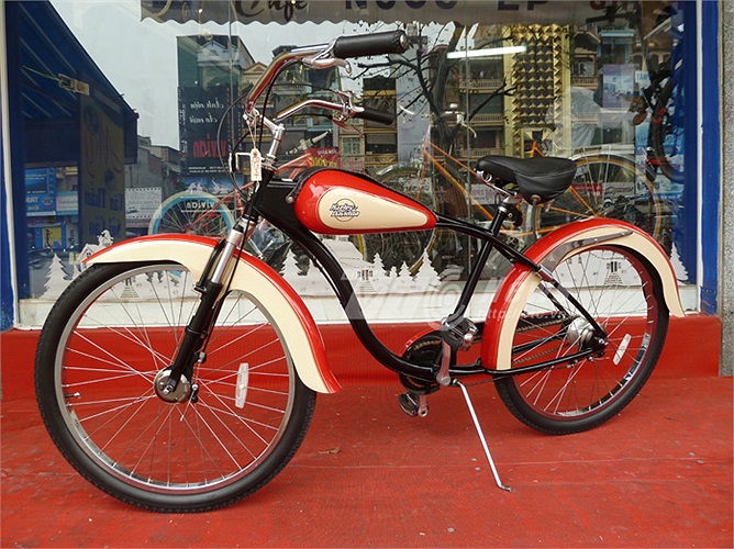 Xe sở hữu kiểu dáng lạ mắt với bình xăng giả cách điệu và những đường cong mang đặc trưng của những chiếc xe Harley Davidson. 