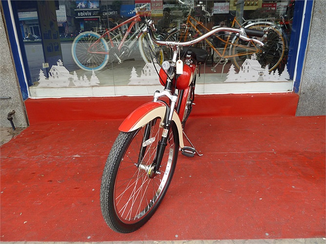 Yên xe bọc da thủ công với những đường khâu tinh tế và có trang trí tua rua giống các mẫu xe cruiser của Harley Davidson. 