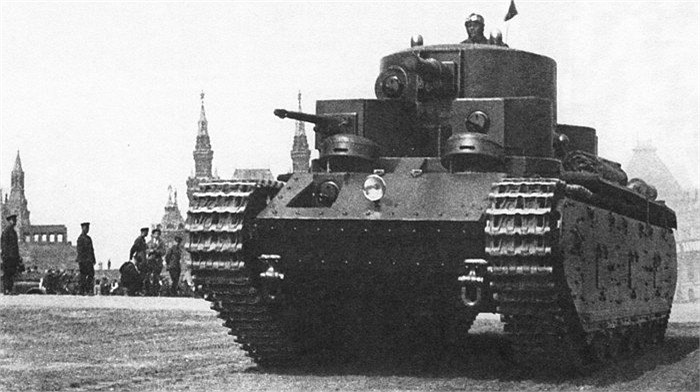 Mỗi chiếc xe được điều khiển bơi 10 - 11 người, di chuyển với tốc độ tối đa khoảng 28km/h