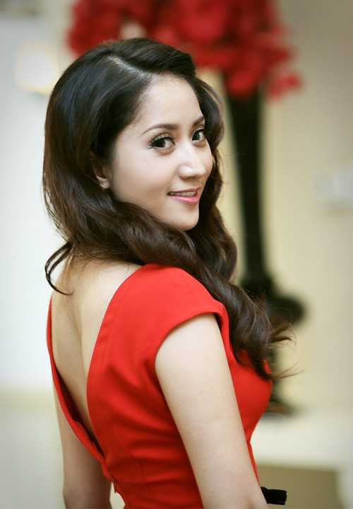 Khánh Thy từng trông trẻ, cọ nhà vệ sinh ở châu Âu