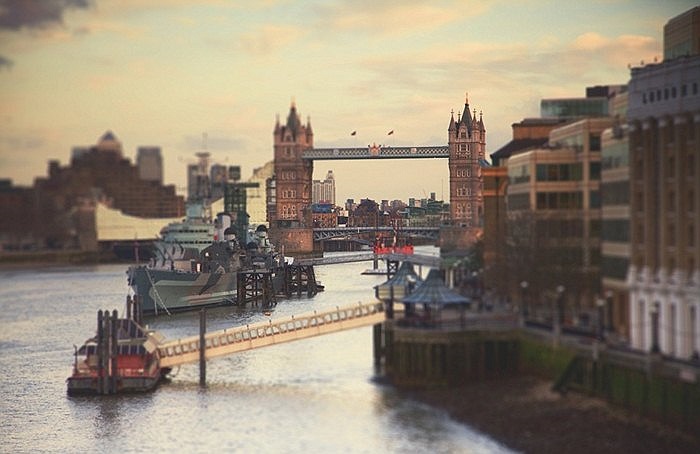 Nhiếp ảnh gia Ben Thomas đã biến Cầu tháp của London và chiếc tàu chiến du lịch HMS Belfast trở thành bộ 'đồ chơi' một cách kì diệu