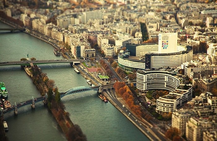 Pont de Bir-Hakeim của thủ đô Paris, Pháp