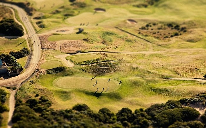 Những tay golf đang chơi trên sân golf ở Geelong, Australia