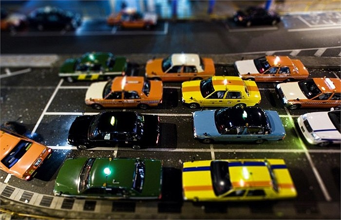 Những chiếc xe vẫn thường thấy trên đường phố Tokyo, Nhật Bản bỗng chốc trở thành món 'đồ chơi' của bé trai nào đó