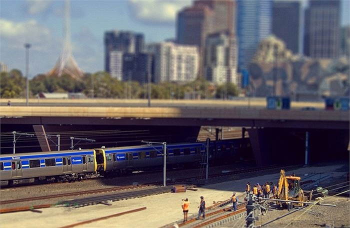 Những công nhân đường sắt ở Melbourne, Australia không khác gì những búp bê bé nhỏ trong bộ đồ chơi mô hình