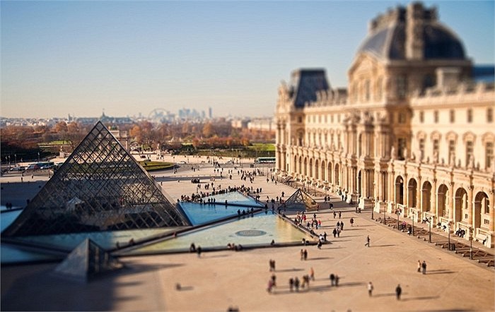 Kim tự tháp Louvre trở nên nhỏ bé trong các bức ảnh của Ben Thomas