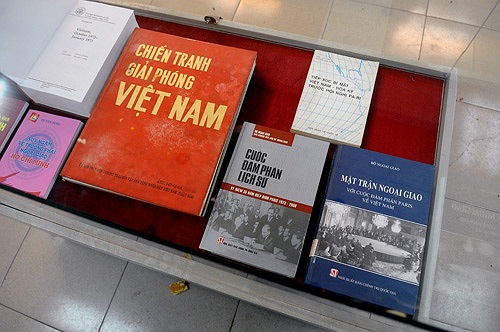 Triển lãm khai mạc sáng 23/1 tại 29 Hàng Bài, Hà Nội, gồm 140 bức ảnh, 21 lời trích, 23 hiện vật, 3 tài liệu và 8 cuốn sách, trong đó có những hiện vật lần đầu tiên được trưng bày kể từ 40 năm qua. 
